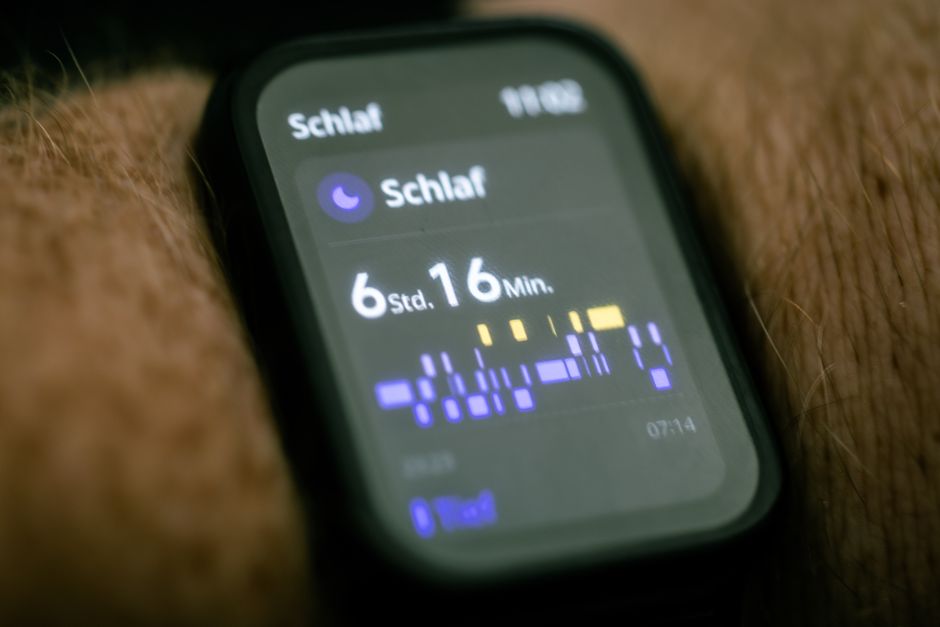 mental wellness news - Close-up of a smartwatch displaying sleep tracking data in German.